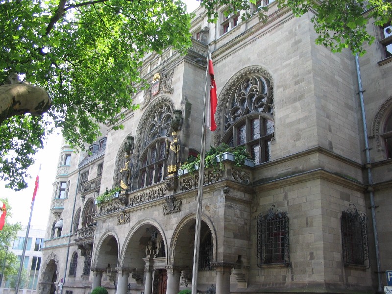 front of city hall / Vorderseite des Radhauses